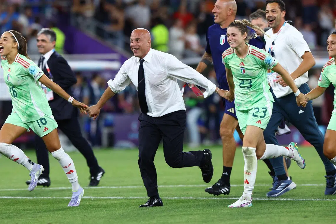 FILE PHOTO: Soccer Football - UEFA Women's Euro 2025 - Quarter Final - Norway v Italy - Stade de Geneve, Geneva, Switzerland - July 16, 2025 Italy's Cecilia Salvai, Italy coach Andrea Soncin and Italy's Eleonora Goldoni celebrate after the match REUTERS/Bernadett Szabo/File Photo