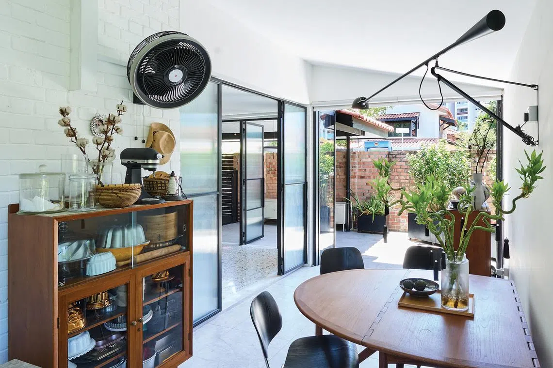 This ceramist's house is a 1970s-era terraced house built by the predecessor to the Housing Board.
