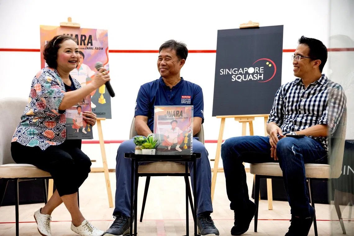 kksquash18 - [ZAINAL 2] (From left) Children's book author Rilla Melati Bahri, Singapore squash legend Zainal Abidin and Singapore Squash general manager Alex Wan at the launch event of Zainal's book, Juara, at the Kallang Squash Centre on Dec 1. The 40-page publication tells the story of Zainal's journey towards achieving success in squash.


Credit: Frank Foo