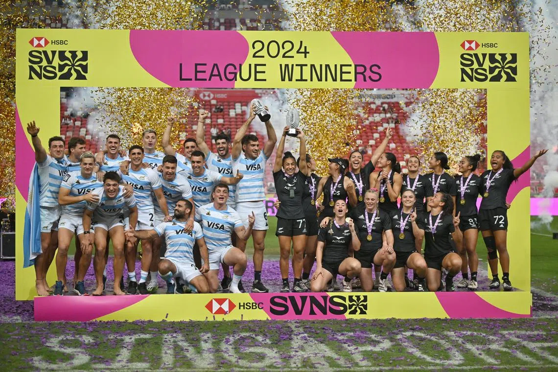 Men's league champions Argentina (in blue) and women's league champions New Zealand (in black) celebrating their HSBC SVNS triumphs at the National Stadium.