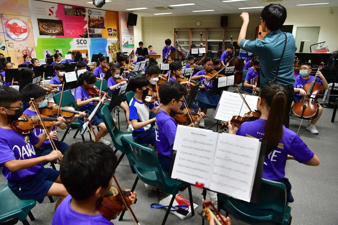 ST20230525_202362305644/Desmond Foo/Amelia Teng/
At Dazhong Primary School, every P1 to P3 student learns music through the school’s String Ensemble (Violin) Music Programme. One of the programme’s major highlights is the Arts Education Programme (AEP) Recital, which serves as a milestone celebration of the students’ achievements and consolidation of what they have learnt over the last 3 years. During the AEP Violin Recital, students will showcase their talents through their violin performances.
Dazhong Primary School is also the only primary school in Singapore to have a full Junior Orchestra. The Junior Orchestra is an extension of the String Ensemble (Violin) Music Programme for P1 – P3 students who have shown an aptitude and interest in the performing arts.