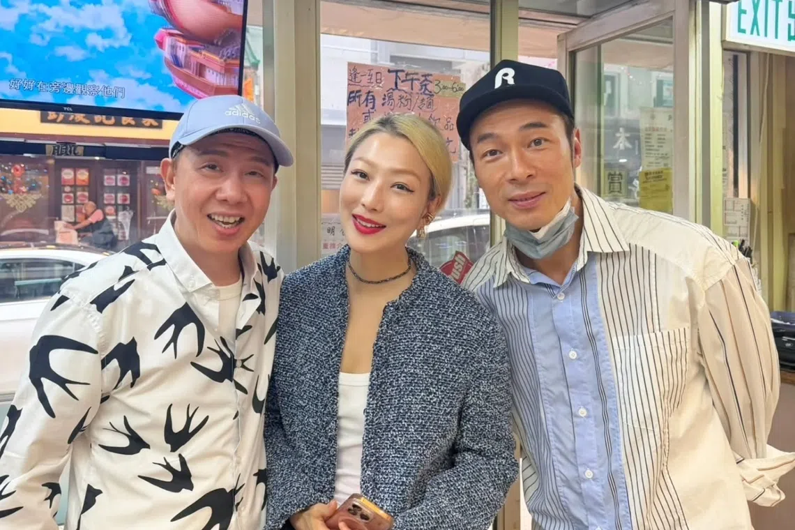 Sammi Cheng had stopped by a cha chaan teng to buy lemon tea when she happened to spot iconic singer-actor Wan Kwong enjoying afternoon tea.