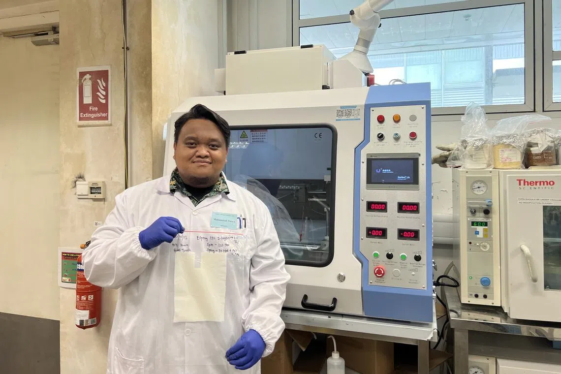 Naeem Nadzri working on ways to recover important minerals from desalination, at his lab in NTU's Newri.
