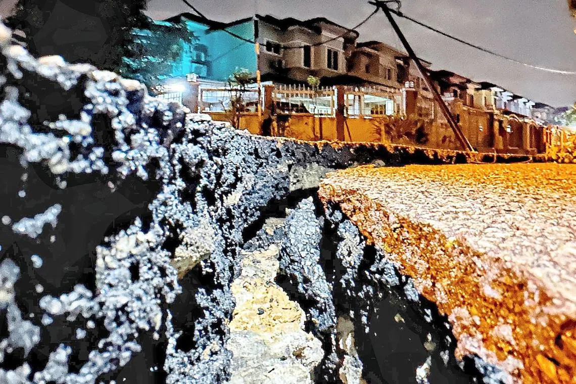 Situation at landslide site at Taman Wawasan in Puchong, Selangor.— MUHAMAD SHAHRIL ROSLI/The Star