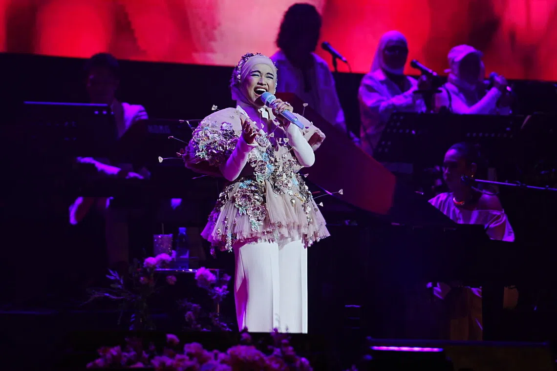 Malaysian singer Siti Nurhaliza nurses facial bruises after pre-concert ...
