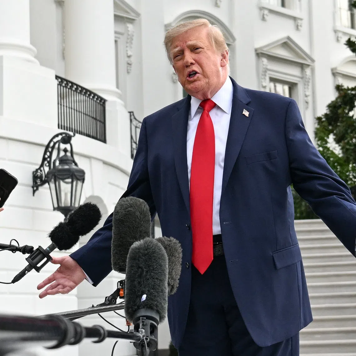 US President Donald Trump speaks to the media as he departs the White House on the South Lawn in Washington, DC, US, September 26, 2026. REUTERS/Annabelle Gordon