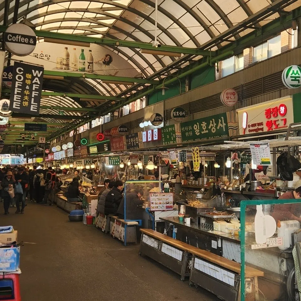 Seoul's Gwangjang Market has escalated into a legal battle among merchant groups due to a viral overcharging scandal.