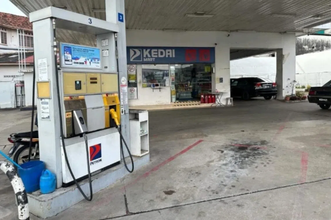 The incident took place at a petrol station along Jalan Ibrahim in Segamat, Johor, Malaysia.