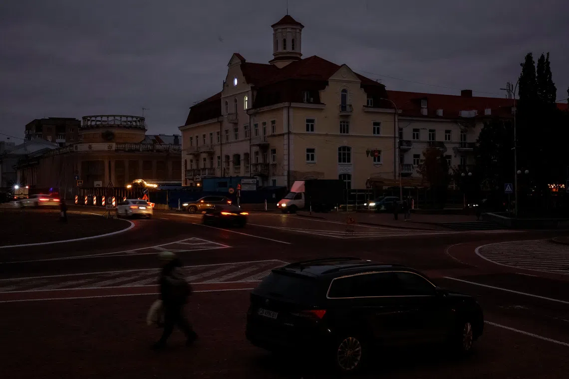 Vehicles drive through the city centre during a power outage after critical infrastructure was hit in a Russian drone attack, in Chernihiv, Ukraine October 21, 2025. REUTERS/Alina Smutko