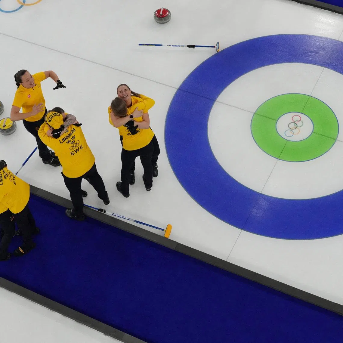 Milano Cortina 2026 Olympics - Curling - Women's Gold Medal Game - Switzerland vs Sweden - Cortina Curling Olympic Stadium, Cortina d'Ampezzo, Italy - February 22, 2026.  Team Sweden celebrates winning gold in the Women's Curling REUTERS/Jennifer Lorenzini