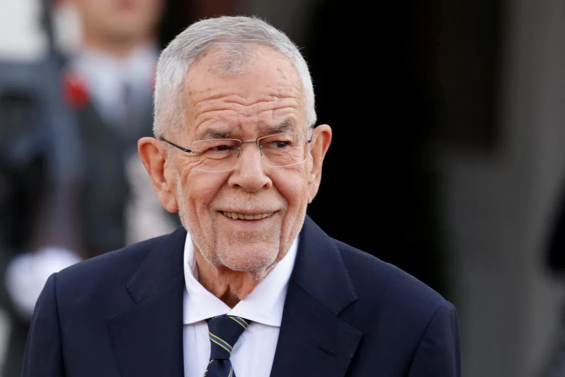 FILE PHOTO: Austrian President Alexander Van der Bellen waits for Slovak President Peter Pellegrini in Vienna, Austria, September 11, 2024. REUTERS/Leonhard Foeger/File Photo