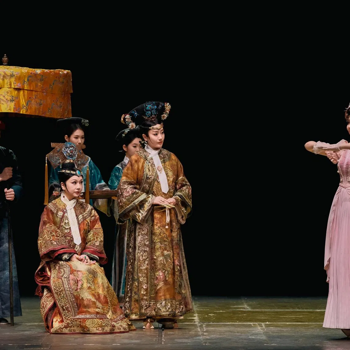 Deling and Cixi is a late-Qing court drama showing the existential clash between East and West. 