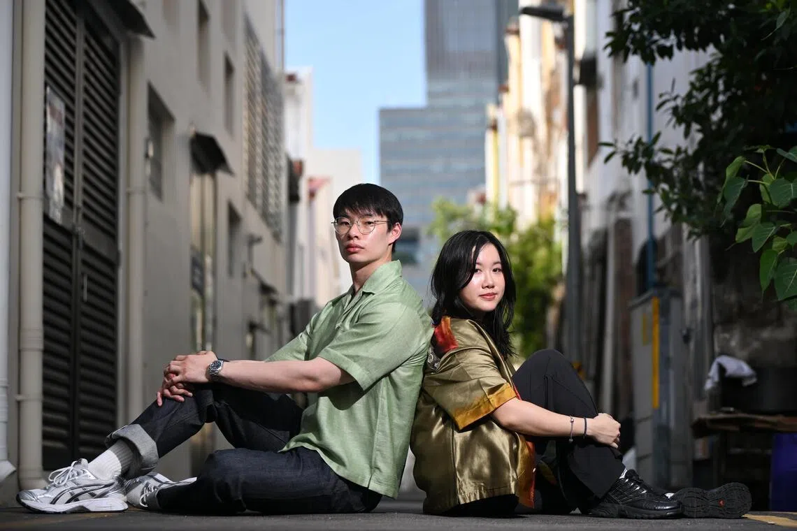 L'administratrice Michelle Tay, 27 ans, et l'ingénieur de fabrication Deon Tan, 29 ans, portaient des saris refaits de The Dori le 19 juillet.
