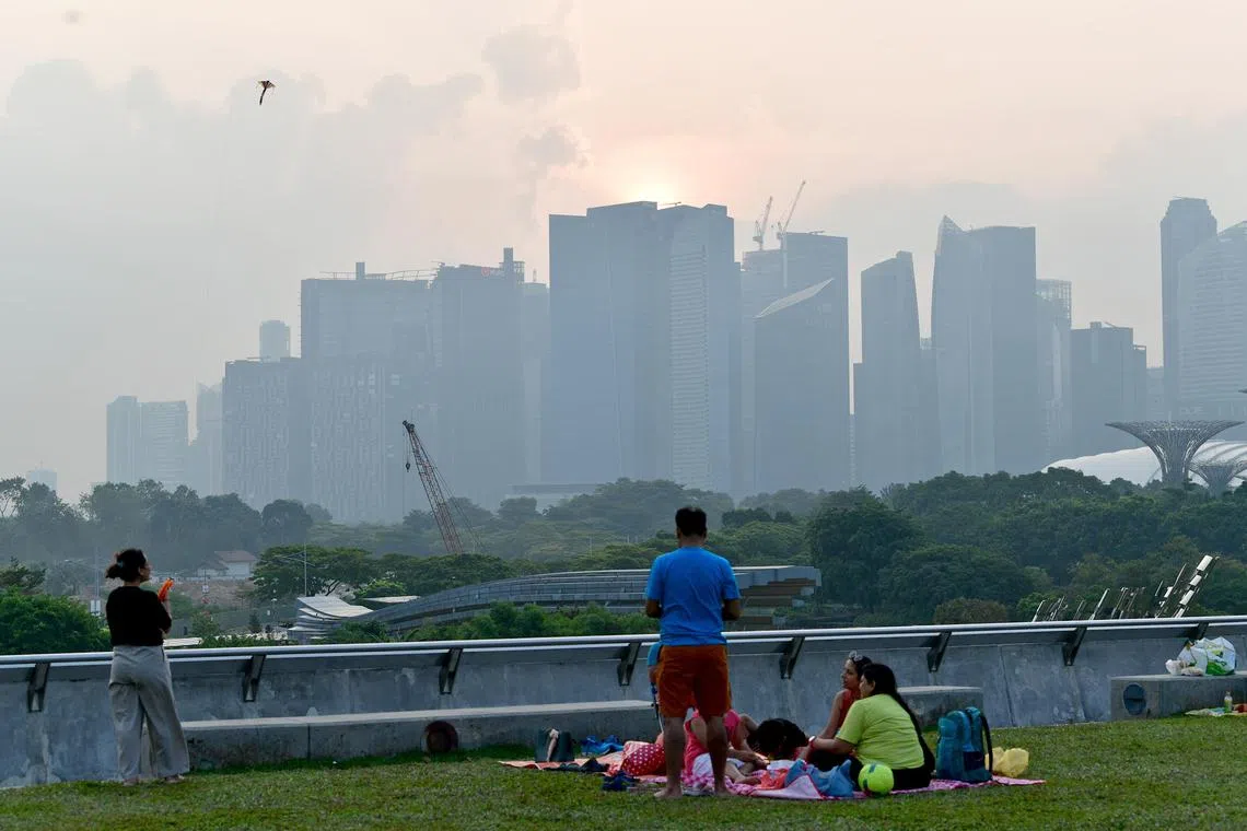 The 24-hr PSI at 6pm on Oct 6, 2023, in the south  of Singapore was 62. 