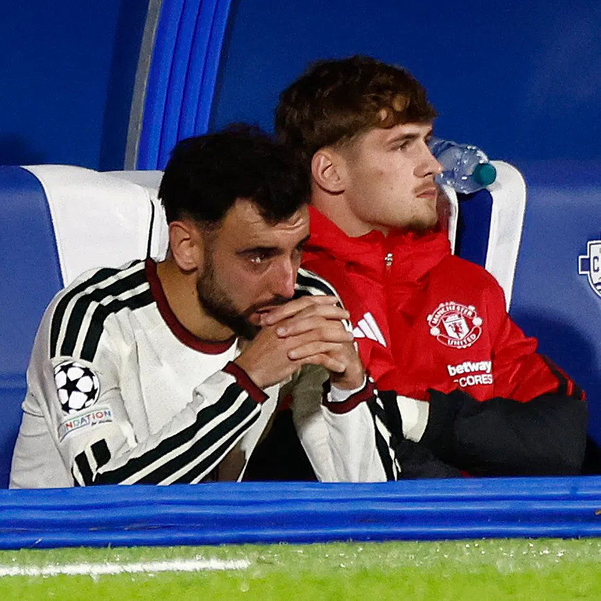 Soccer Football - UEFA Champions League - Como v Manchester United - Stadio Giuseppe Sinigaglia, Como, Italy - October 21, 2026  Manchester United's Bruno Fernandes looks dejected after being substituted REUTERS/Alessandro Garofalo
