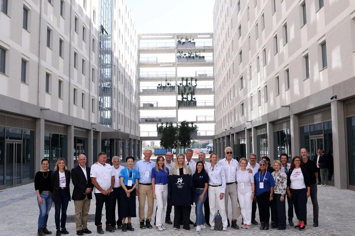 Olympics - 2026 Milano Cortina Winter Olympics - 2026 Milano Cortina Winter Olympics - Press tour of Milano-Cortina 2026 Olympic Village construction site - Former Scalo di Porta Romana, Milan, Italy - September 18, 2025 IOC president Kirsty Coventry is presented a Milano Cortina branded jumper alongside former Italy swimmer Federica Pellegrini, IOC Executive Board member Kristin Kloster, Milano Cortina President Giovanni Malago and Christophe Dubi, IOC Olympic Games Executive Director during the press tour REUTERS/Claudia Greco