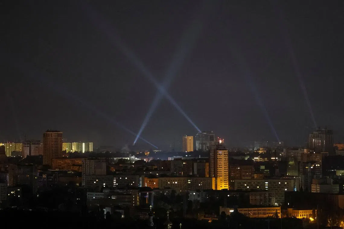 Ukrainian service personnel use searchlights as they search for drones in the sky over the city during a Russian drone strike, amid Russia's attack on Ukraine, in Kyiv, Ukraine August 29, 2024. REUTERS/Gleb Garanich