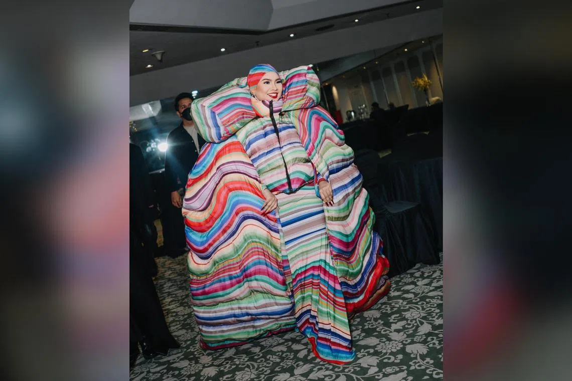 Aina received criticism from netizens who told her to “stop dressing so weirdly” after donning an outfit designed like a bed.
