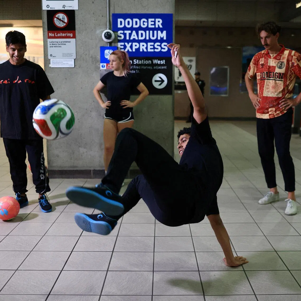 FILE PHOTO: Freestyle soccer performer Umar Daliti entertains travelers as LA Metro launches contactless credit and debit card fare payment and the LA Metro mobile app ahead of the FIFA World Cup, at Union Station in Los Angeles, California, U.S., May 28, 2026. REUTERS/David Swanson/File Photo