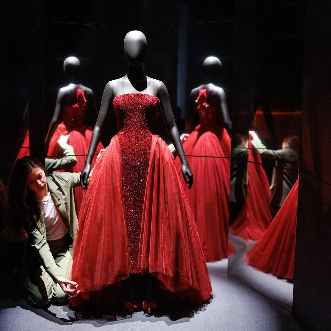 epa12847433 A gallery staff poses with the Custom Schiaparelli Haute Couture dress worn by US singer-songwriter and actor Ariana Grande at the 97th Academy Awards ceremony, during a press preview for the upcoming exhibition 'Schiaparelli: Fashion Becomes Art' at Victoria and Albert Museum in London, Britain, 24 March 2026. The first-ever UK exhibition that explores the work of legendary Italian fashion designer Elsa Schiaparelli from the 1920s to today, celebrating the innovative designer's influence and her surrealist legacy, will run from 28 March until November 2026.  EPA/TOLGA AKMEN