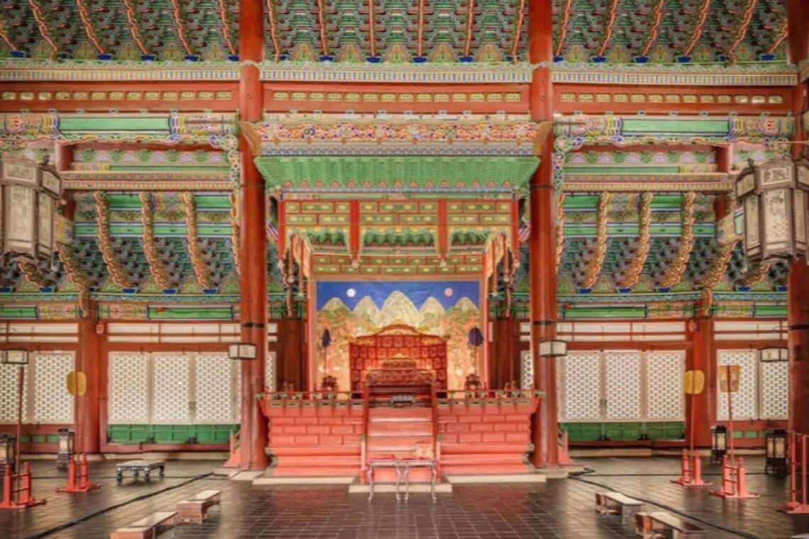 Guenjeongjeon was where the monarchs of the Joseon Kingdom held state-level events and welcomed envoys from foreign countries.