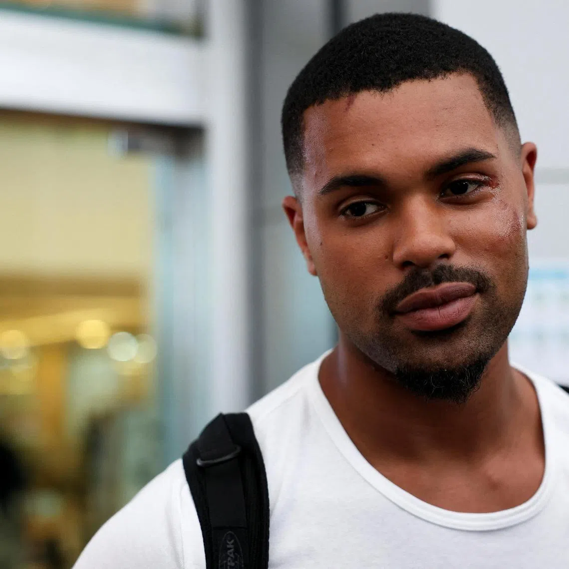 British Josh Silverstone, a passanger of Singapore Airlines flight SQ321 who was injured following an emergency landing, talks to the media at Bangkok's Samitivej Hospital, on May 22.