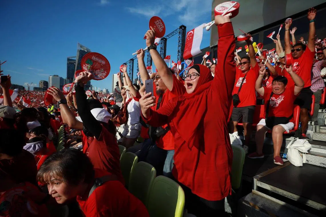 Spectators cheering while doing the wave at the Padang on Aug 9, 2023. ST PHOTO: JASON QUAH 