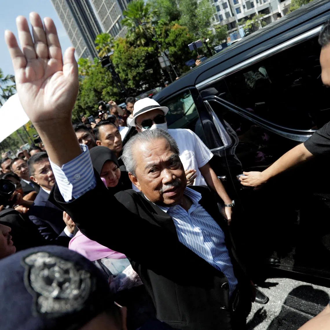Former Malaysian Prime Minister Muhyiddin Yassin waves outside Kuala Lumpur Court Complex in Kuala Lumpur, Malaysia March 10, 2023. REUTERS/Hasnoor Hussain     TPX IMAGES OF THE DAY     