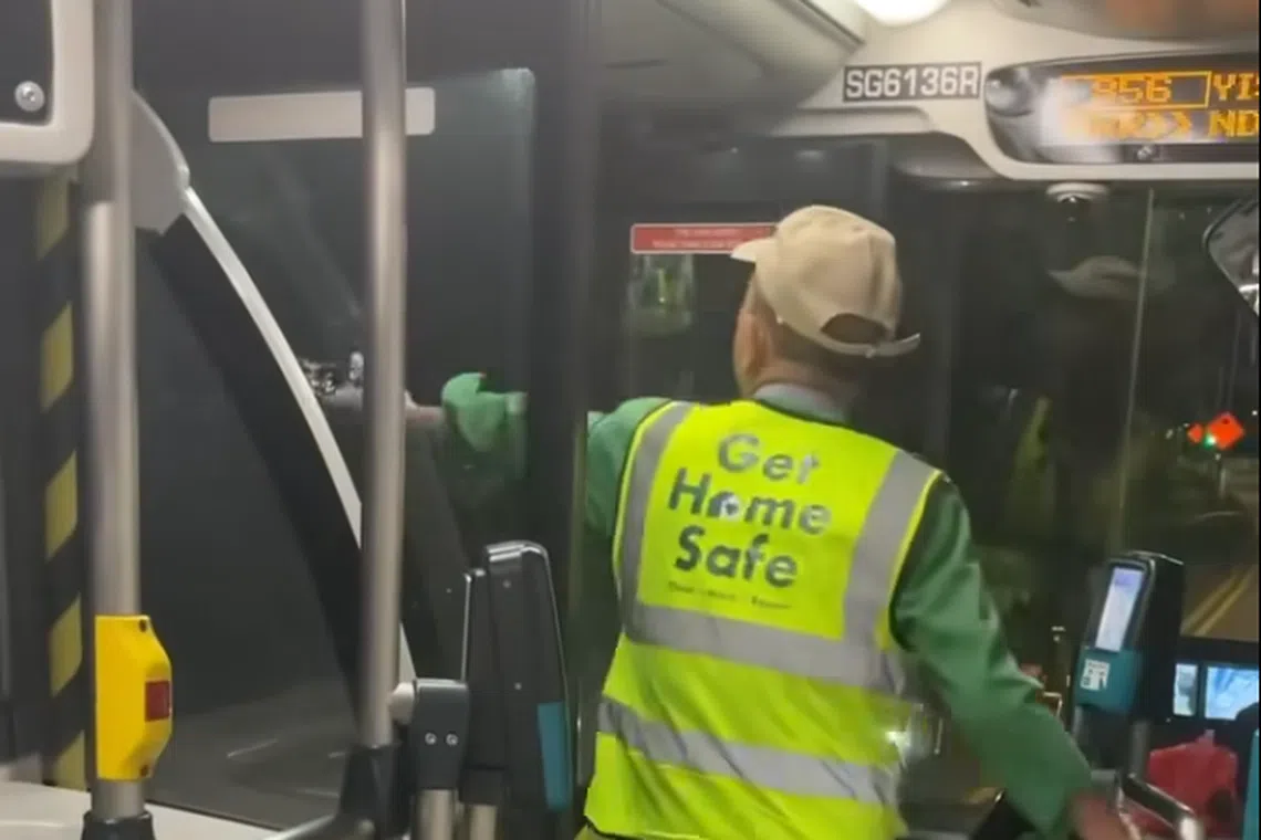 In the video, the bus is at a standstill as the bus captain of bus service 856 is heard telling off an enraged cyclist in Hokkien for hogging the road. 