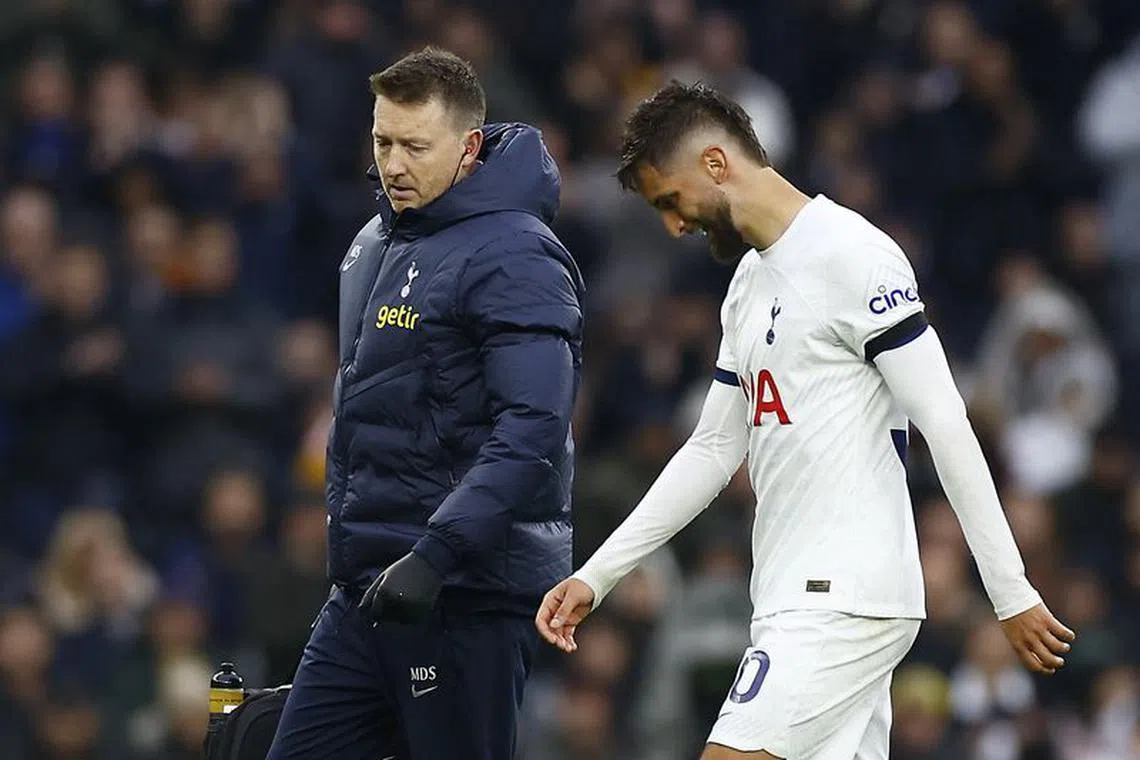 Soccer Football - Premier League - Tottenham Hotspur v Aston Villa - Tottenham Hotspur Stadium, London, Britain - November 26, 2023 Tottenham Hotspur's Rodrigo Bentancur walks off the pitch to be substituted after sustaining an injury Action Images via Reuters/Peter Cziborra/ File photo