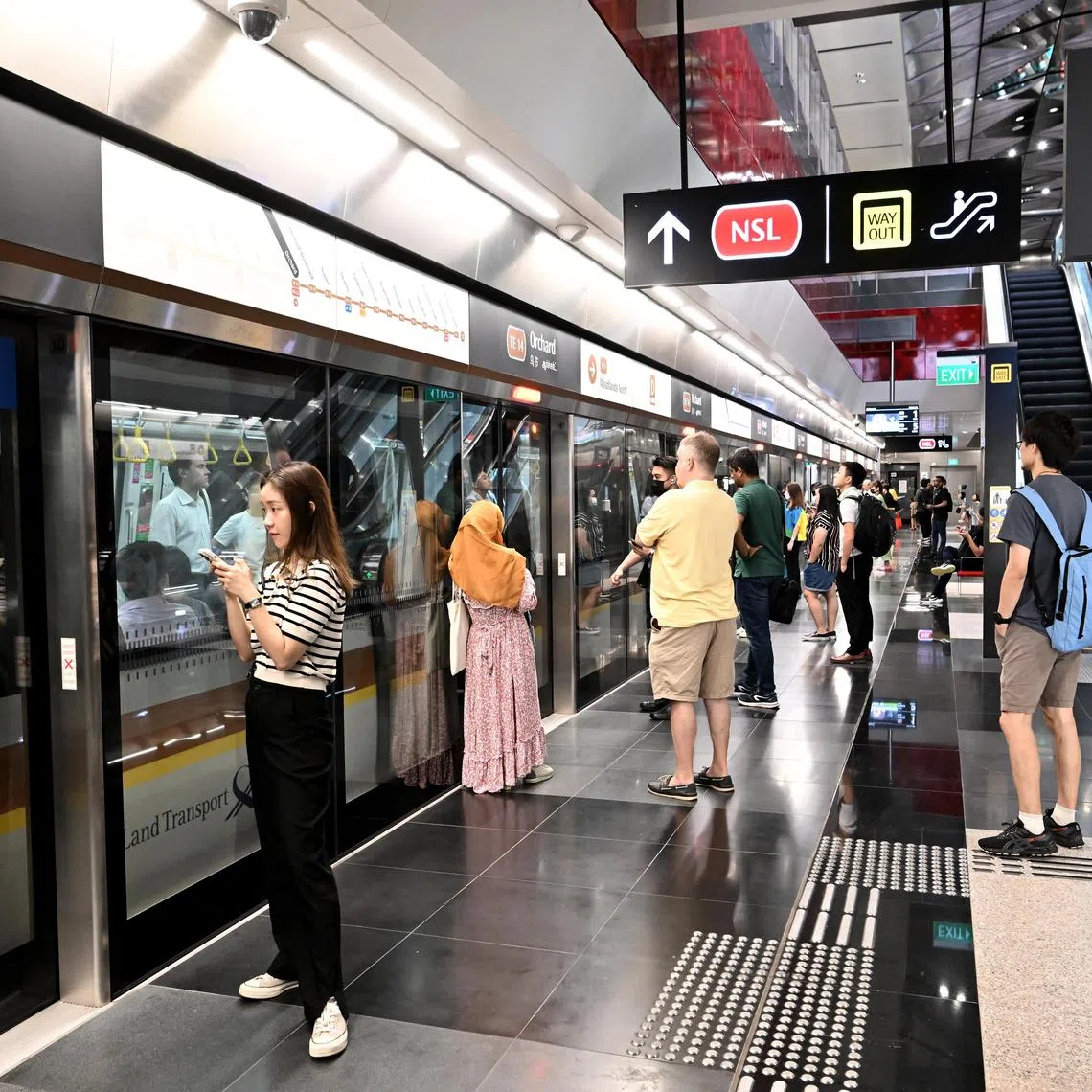 ST20230411-202307055252-Lim Yaohui-pixtel11/
Commuters waiting for the MRT at Orchard MRT station at 9.15am on Apr 11, 2023.
Signalling fault along the TEL on April 11, 2023.
(ST PHOTO: LIM YAOHUI)