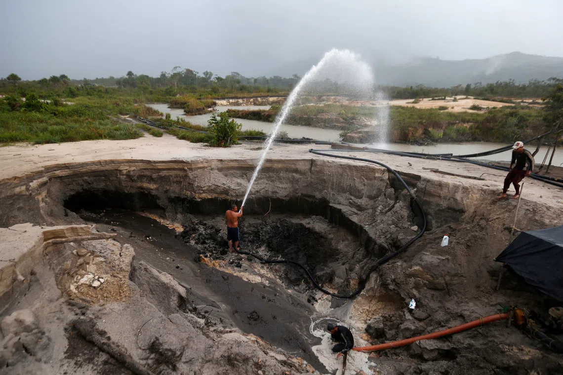 FILE PHOTO: Miners dig with pressure hoses near the town of Ikabaru, south of Venezuela, November 13, 2012. REUTERS/Jorge Silva/ File Photo