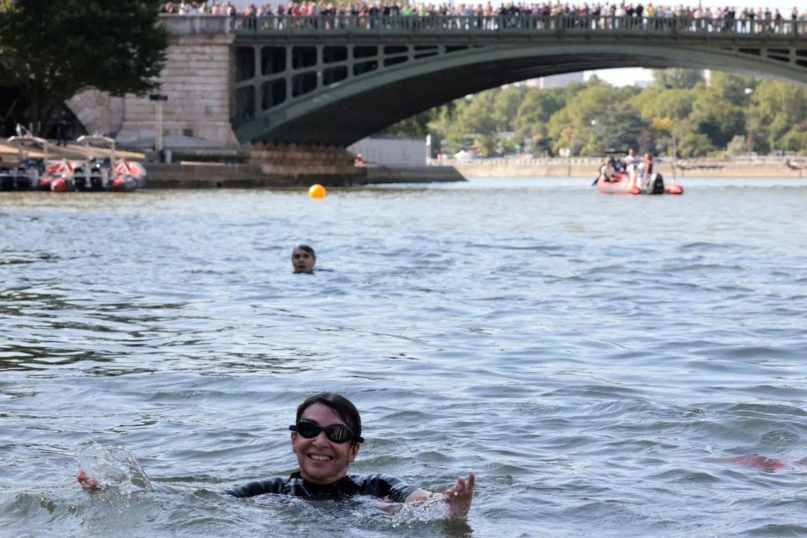 FILE PHOTO: Paris Mayor Anne Hidalgo swims in the Seine, to demonstrate that the river is clean enough to host the outdoor swimming events at the Paris Olympics later this month, in Paris, France, July 17, 2024. JOEL SAGET/Pool via REUTERS/File Photo