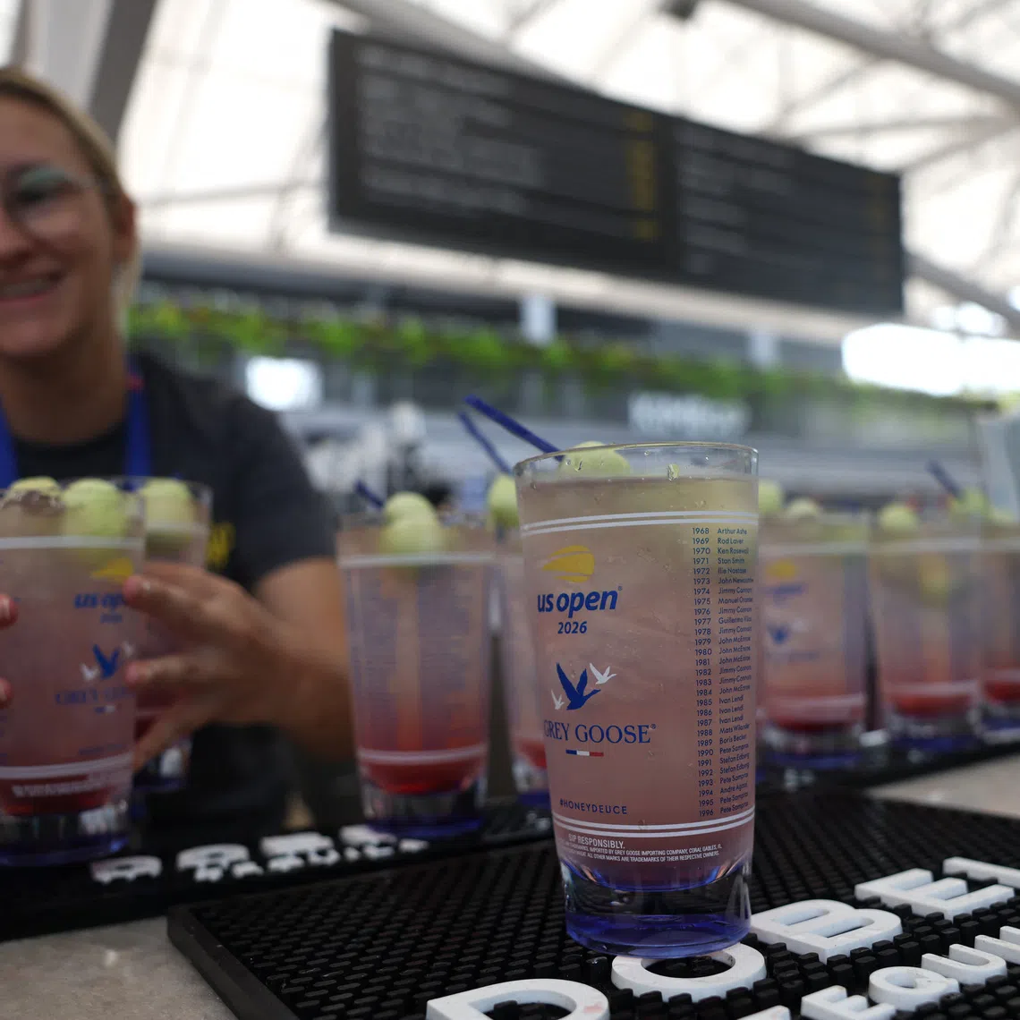 Tennis - U.S. Open - Flushing Meadows, New York, United States - September 3, 2026 A bartender serves Honey Deuce cocktails during the U.S. Open REUTERS/Shannon Stapleton