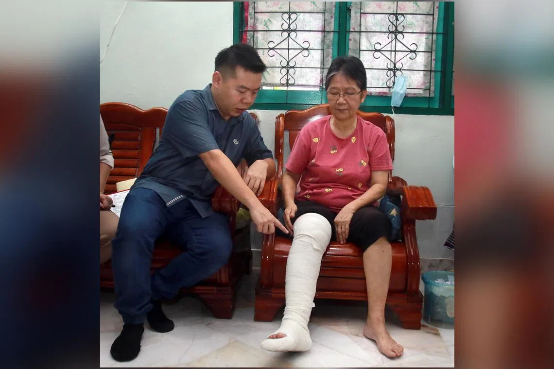 Perak’s Malaysian Chinese Association public service and complaints bureau chief Low Guo Nan (left) visiting retired teacher Chan Liew Chan at her home in Ipoh on Saturday. 