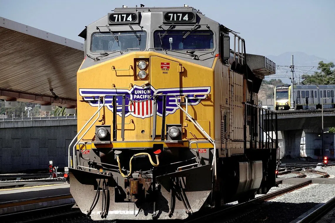The US Senate voted 80 to 15 on Thursday to impose a tentative contract deal that was reached in September.