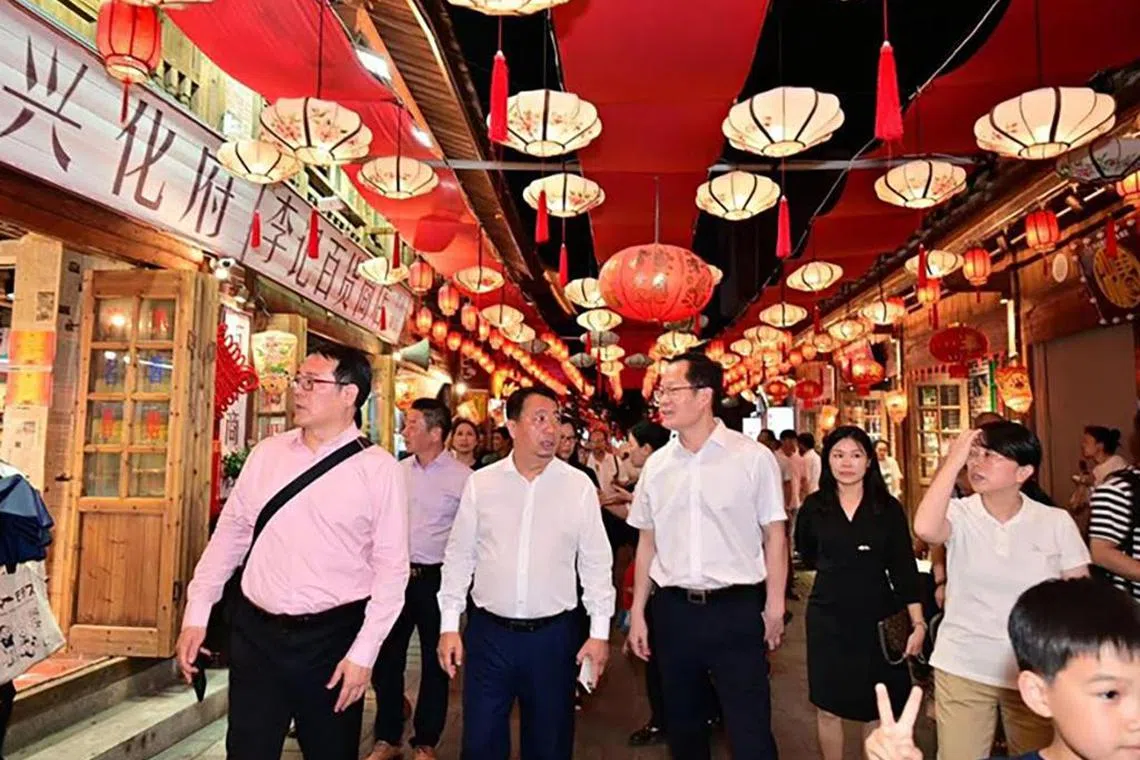 sfhinghwa - Restaurant moguls Fong Chi Chung of Putien Holdings (middle, in white) and Andrew Tjioe of TungLok Group (on the left, in pink) at a recent recce tour to Puxian.  With them were other clan leaders from Singapore Puxian (Hinghwa) Network and Puxian's government officials


Credit: Singapore Puxian (Hinghwa) Network