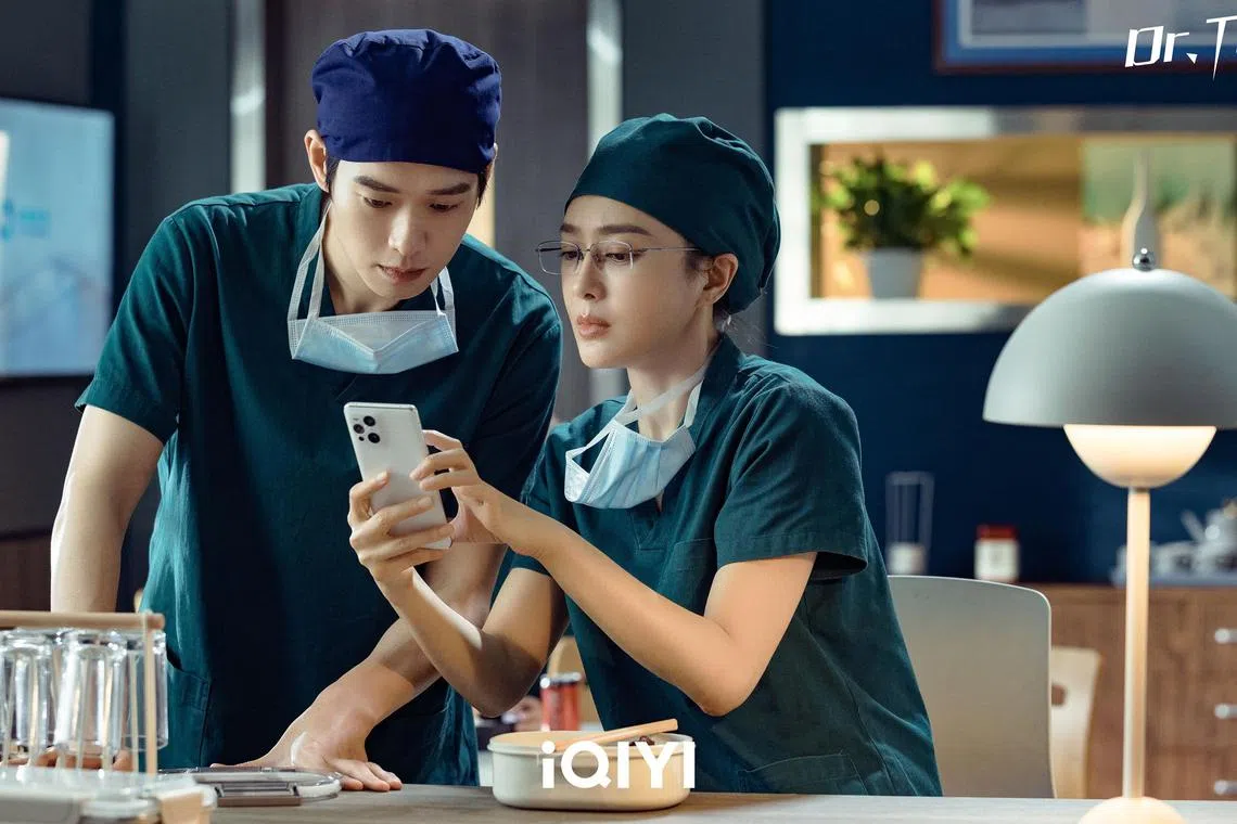 Wei Daxun (left) and Qin Lan starred in Dr Tang 