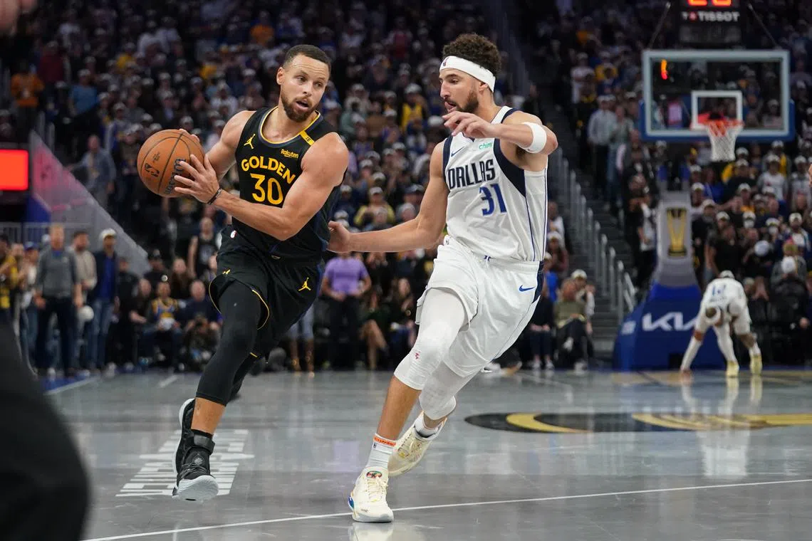 FILE PHOTO: Nov 12, 2024; San Francisco, California, USA; Golden State Warriors guard Stephen Curry (30) drives past Dallas Mavericks guard Klay Thompson (31) in the fourth quarter at the Chase Center. Mandatory Credit: Cary Edmondson-Imagn Images/File Photo