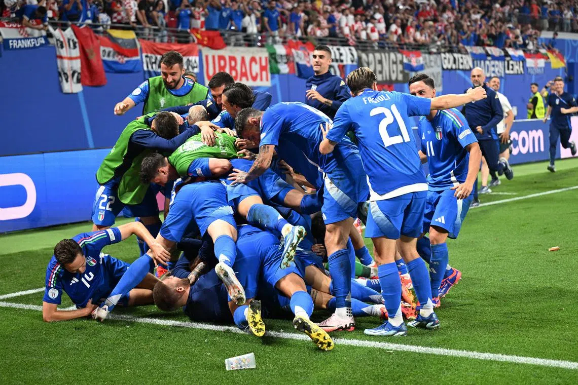 Soccer Football - Euro 2024 - Group B - Croatia v Italy - Leipzig Stadium, Leipzig, Germany - June 24, 2024  Italy's Mattia Zaccagni celebrates scoring their first goal with teammates REUTERS/Angelika Warmuth