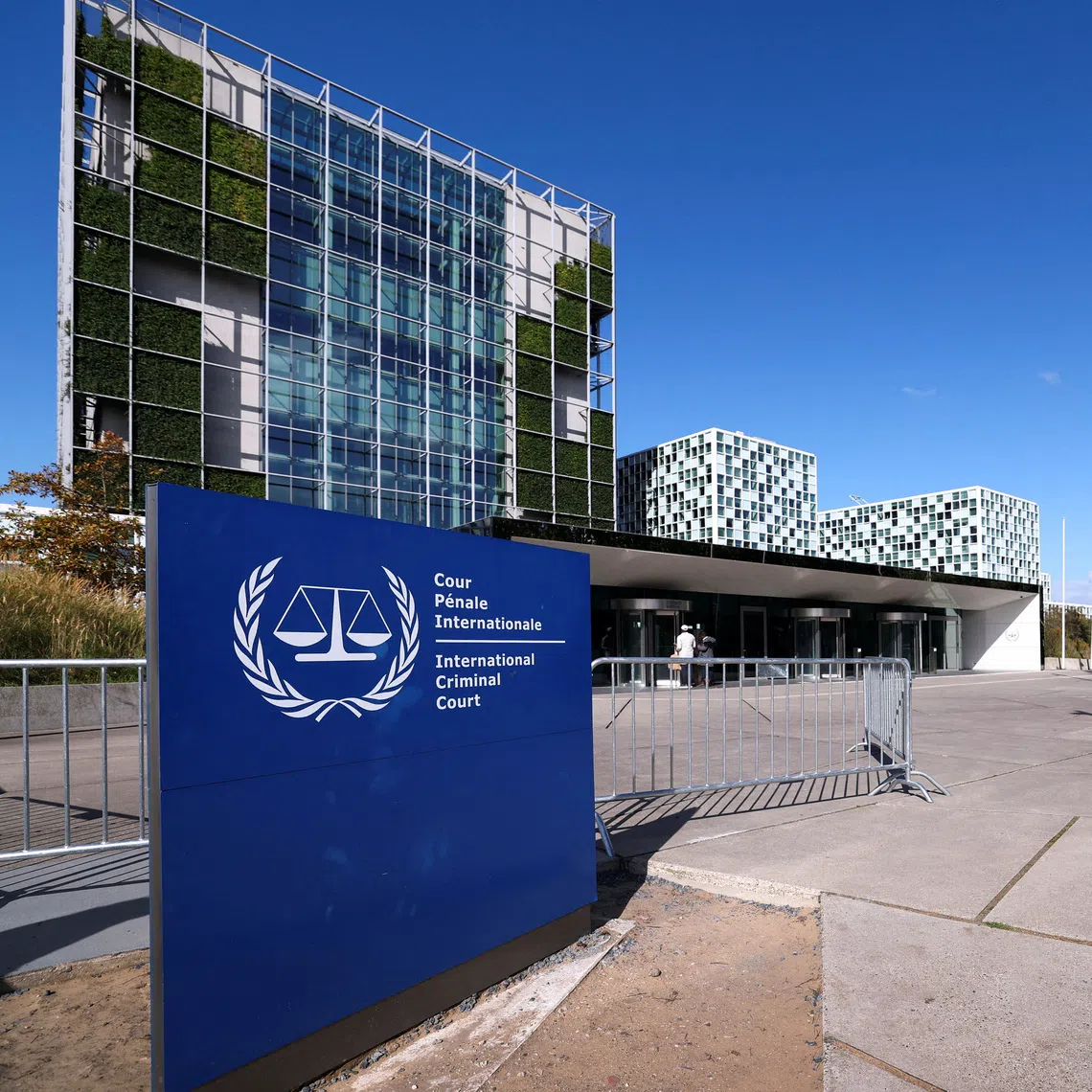 FILE PHOTO: People stand outside the International Criminal Court (ICC), in The Hague, Netherlands, September 22, 2025. REUTERS/Piroschka van de Wouw/File Photo