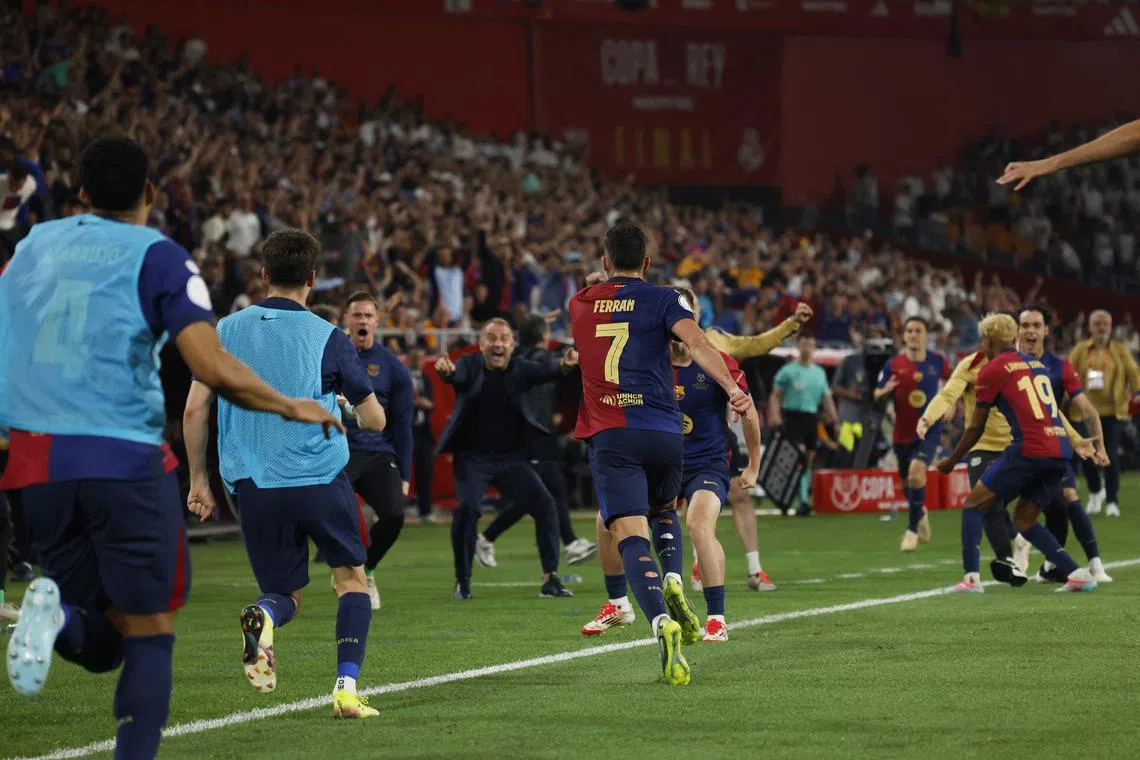 Soccer Football - Copa del Rey - Final - FC Barcelona v Real Madrid - Estadio de La Cartuja, Seville, Spain - April 26, 2025 FC Barcelona's Ferran Torres celebrates scoring their second goal as coach Hansi Flick looks on REUTERS/Marcelo Del Pozo