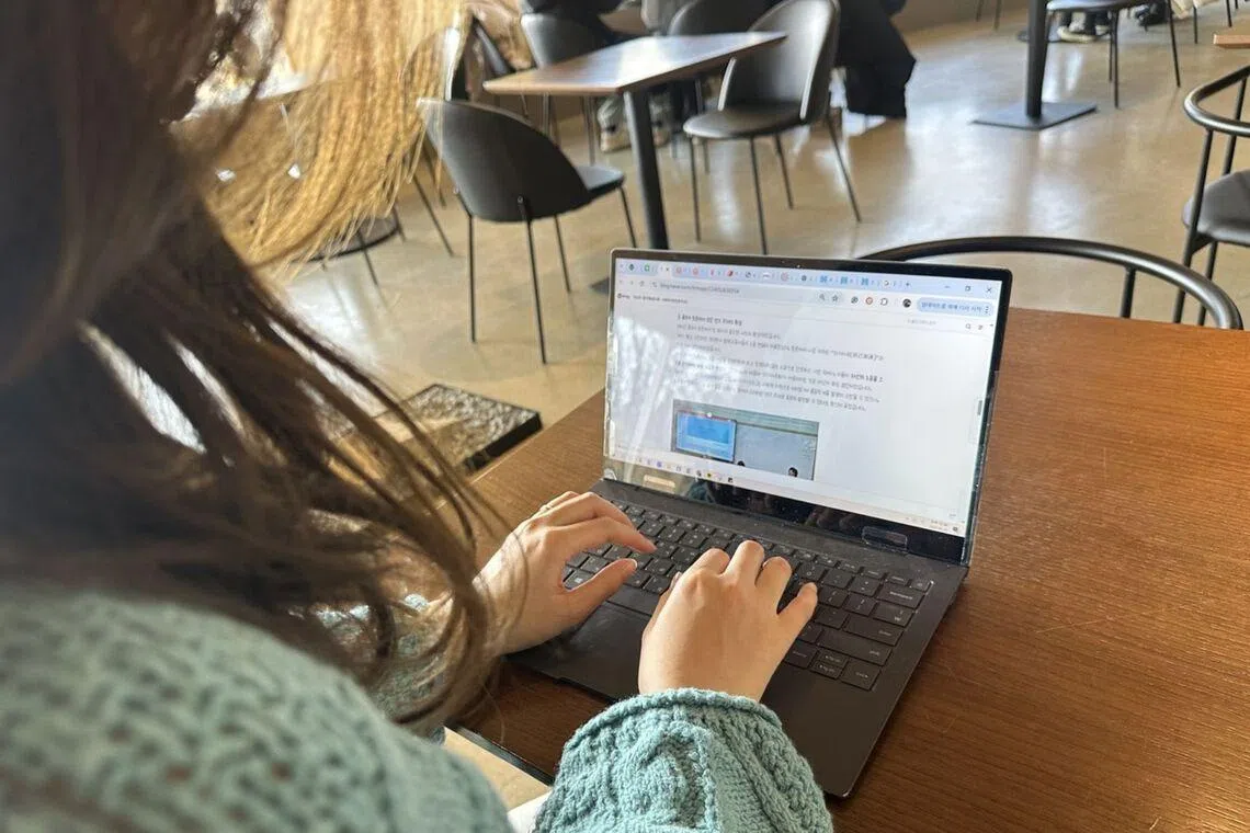 Ms Lee Ji-won, 34, spends her mornings or weekends writing blogs, for which she earns an additional 1 million won (S$875) . 