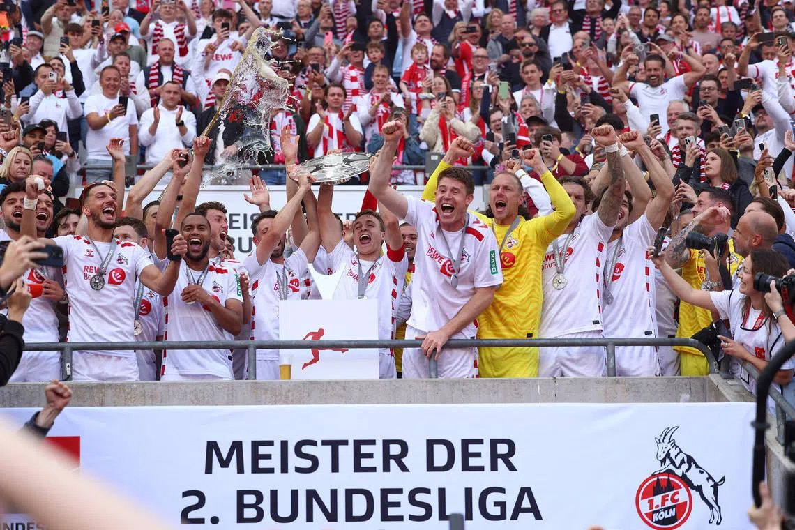 Soccer Football - 2. Bundesliga - FC Cologne v 1.FC Kaiserslautern - RheinEnergieStadion, Cologne, Germany - May 18, 2025 FC Cologne players celebrate winning the 2. Bundesliga trophy REUTERS/Leon Kuegeler