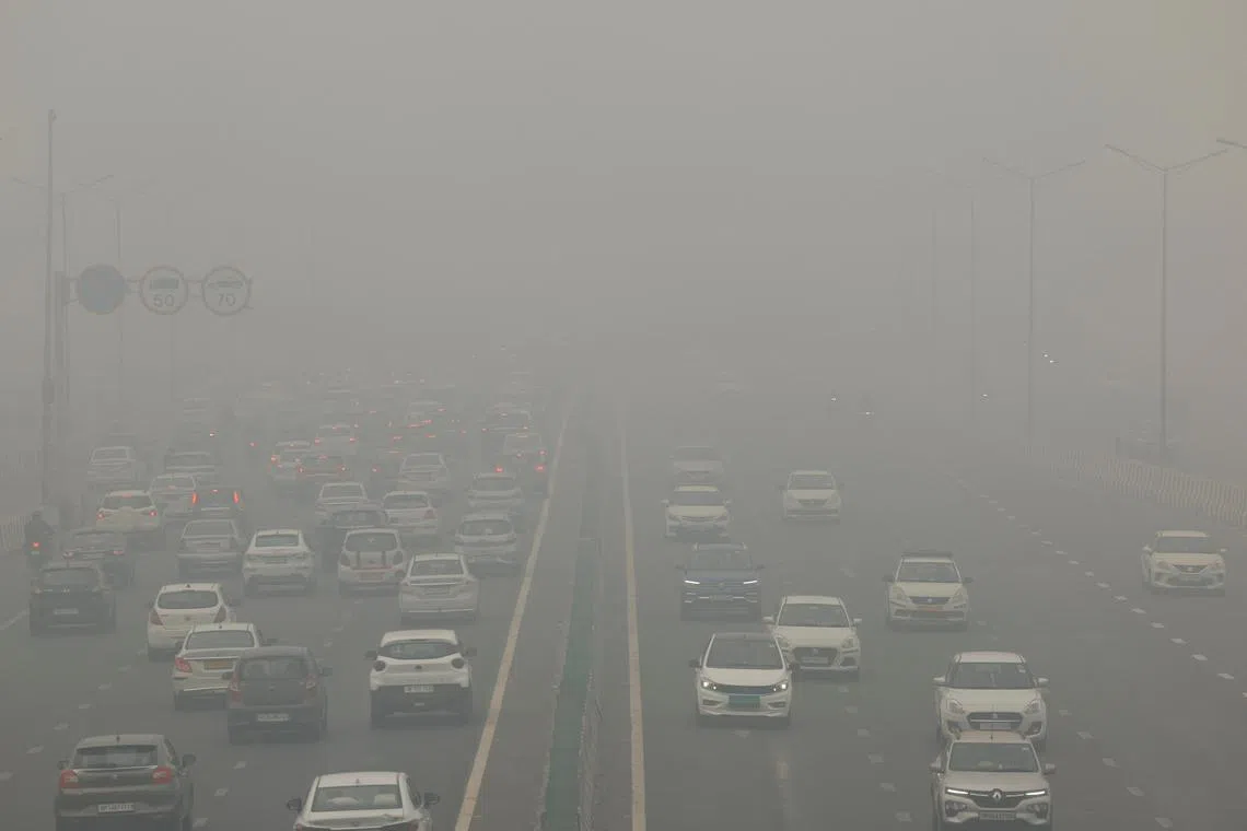 Traffic passes on a road as the sky is enveloped with smog after Delhi's air quality turned "severe" due to alarming air pollution, in New Delhi, India, November 18, 2024. REUTERS/Anushree Fadnavis     TPX IMAGES OF THE DAY     