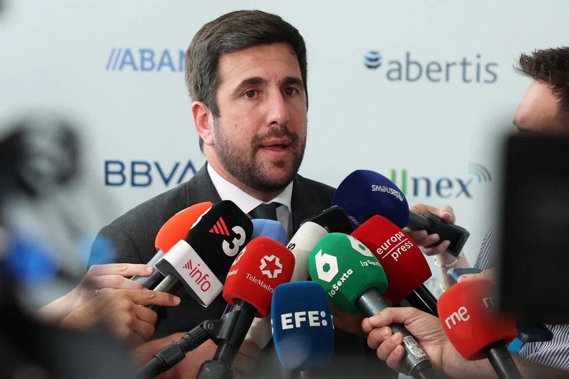 Soccer Football - Real Madrid presidential hopeful Enrique Riquelme attends economic forum - Alcala de Henares, Spain - May 20, 2026 Real Madrid presidential hopeful Enrique Riquelme speaks with media during an international economic forum REUTERS/Violeta Santos Moura