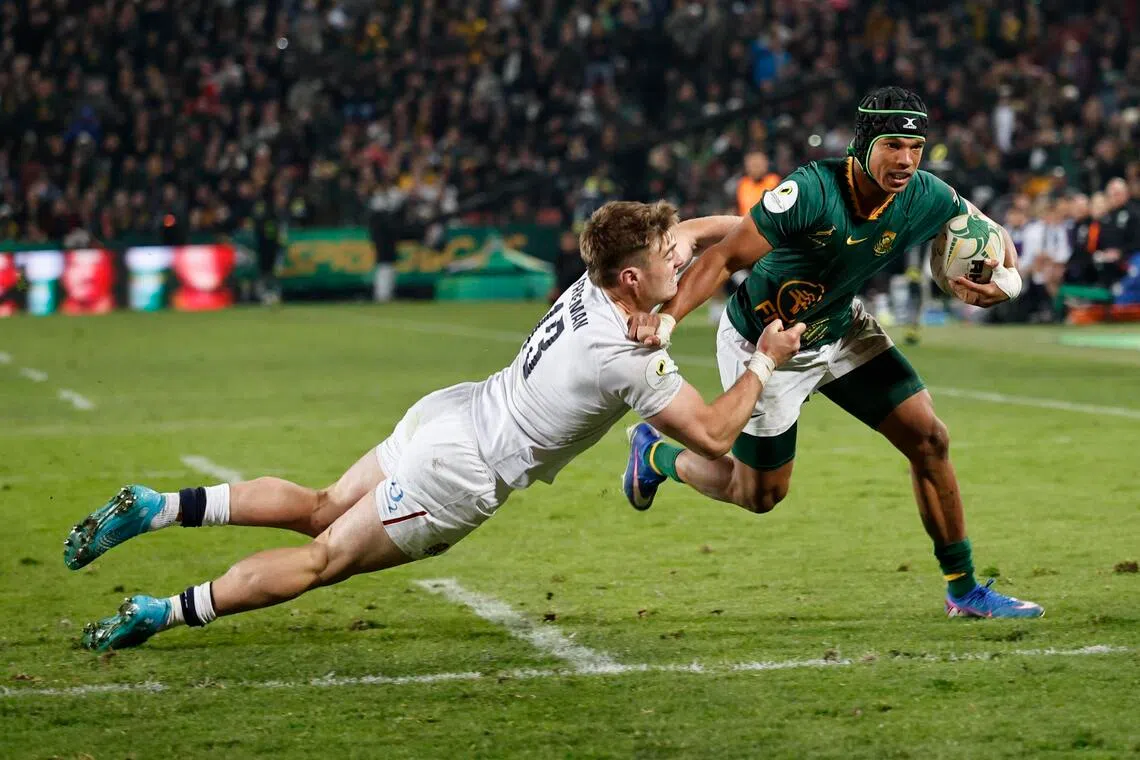 epa13086903 South Africa's Kurt-Lee Arendse (R) and England's Tommy Freeman in action during the Rugby Nations Championship match South Africa against England, in Johannesburg, South Africa, 04 July 2026.  EPA/Kim Ludbrook