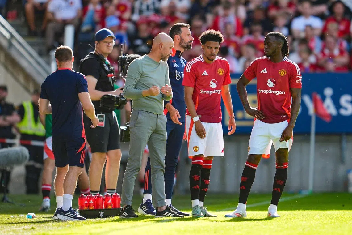 Manchester United manager Erik ten Hag speaks with his players during the pre-season match against Rosenborg BK on July 15, 2024. 