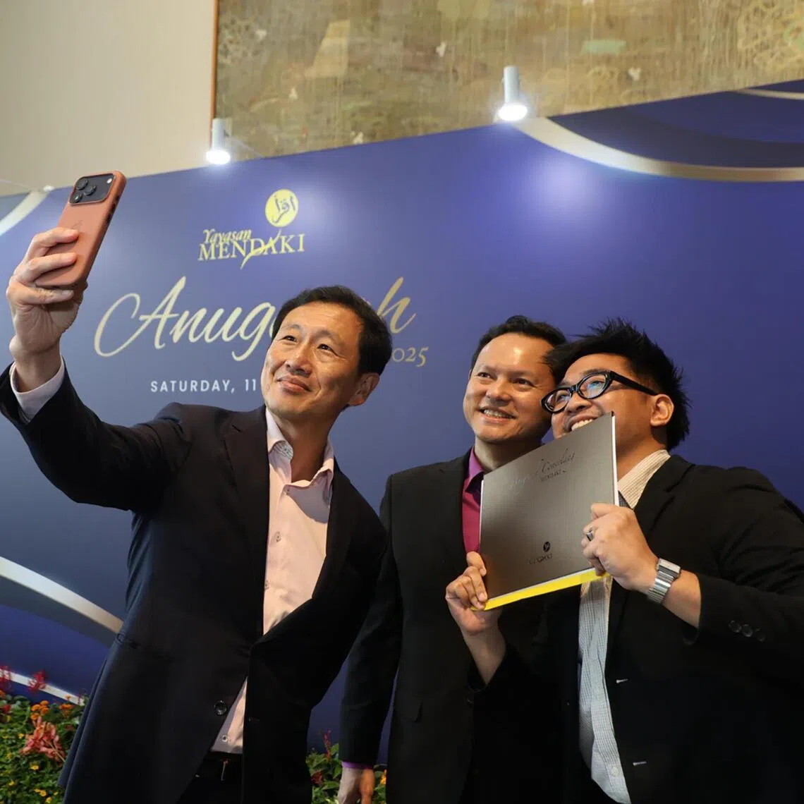 (From left) Coordinating Minister for Social Policies Ong Ye Kung and Mendaki chairman Zaqy Mohamad with a Anugerah Mendaki award recipient.