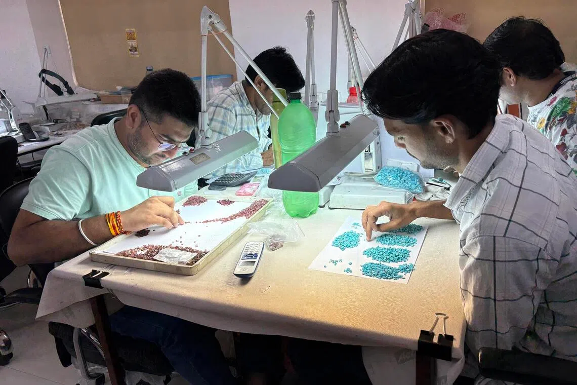 nggems - Artisans at work on gemstones at  Lunawat Gems in Jaipur in the state of Rajasthan.

pictures by Nirmala Ganapathy